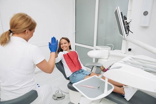 dentist giving high five l emergency dentist decatur il