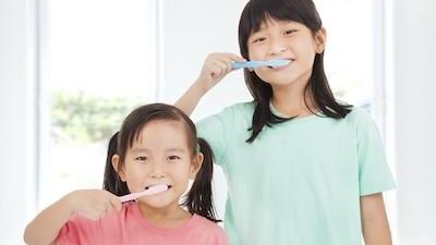 Young children brushing teeth in Decatur, IL